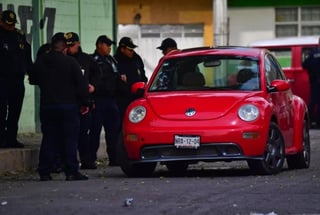 Los pasajeros de un automóvil Beetle fueron perseguidos por otro vehículo en el que viajaba un grupo de hombres que al alcanzar a sus oponentes, les dispararon. (ESPECIAL)