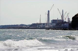 El gobierno de Japón anunció el martes que ha decidido empezar a descargar al océano grandes cantidades de agua radiactiva ya tratada que ha estado almacenada en la planta nuclear de Fukushima, una medida a la se oponen pescadores, habitantes y vecinos del país. El agua comenzaría a descargarse dentro de unos dos años. (ARCHIVO) 