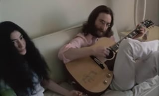 Un video inédito del himno pacifista Give Peace A Chance grabado por John Lennon y Yoko Ono en Bahamas unos días antes de la popular versión rodada en Montreal ha sido publicado este martes. (ESPECIAL) 