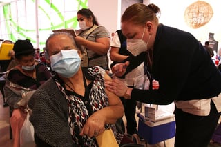 El municipio de Saltillo rebasó la aplicación de 60 mil vacunas antiCOVID para adultos mayores. No se registran reacciones graves. (EFE, ARCHIVO)