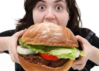 Los atracones de comida son un síntoma característico de algunos transtornos alimenticios, pero el estrés no es el desencadenante de ese consumo desmedido de alimentos, según un estudio que publica Journal of Neuroscience. (ESPECIAL) 