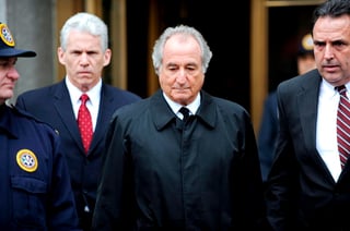 Madoff, que en 2009 se declaró culpable de haber estafado 50,000 millones de dólares, había solicitado el año pasado salir de la cárcel porque sufría una enfermedad renal en fase terminal, pero su petición había sido rechazada. (ARCHIVO)