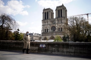 El traumático recuerdo del incendio del 15 de abril de 2019, que destrozó la cubierta de la catedral de Notre Dame, ha dejado paso dos años después a la seguridad de volver a ver el templo en su esplendor en 2024 ante el favorable avance de las obras cuya fase inicial acaba al fin este verano. (EFE) 

