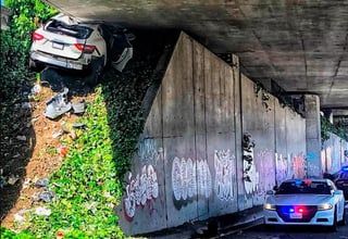 Un conductor de California, destruyó el Maserati SUV de más de 1 millón de pesos de su novia bajo un puente en la autopista luego de que ocasionara una persecución policiaca. (Especial) 