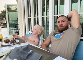 Un video publicado por Conor McGregor ha causado polémica debido a que aparece aconsejando a su hijo de golpear en el rostro a otros niños en caso de que lo molesten. (ESPECIAL)