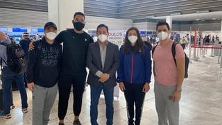 El lagunero Raymundo González (centro), Presidente de la FMTKD, fue a despedir a los taekwondoínes mexicanos en el aeropuerto. (ESPECIAL)