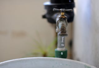 Habitantes principalmente del sector norte, poniente y oriente de la ciudad denunciaron la baja presión de agua en sus hogares. (ARCHIVO)