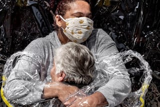 La imagen recoge uno de los momentos más especiales de la pandemia, en el que Rosa Luzia Lunardi, de 85 años, recibe un abrazo de la enfermera Adriana Silva da Costa Souza, en la residencia Viva Bem de São Paulo. (EFE)