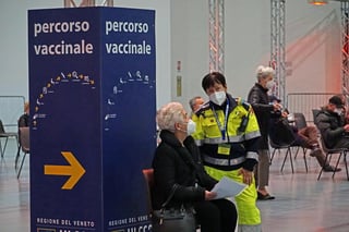 Italia ha registrado 16,974 contagios de coronavirus y 380 fallecidos en el último día, informó este jueves el Ministerio de Sanidad, mientras las regiones pedirán mañana en una reunión con el Gobierno que a finales de abril puedan empezar a relajar las restricciones. (ARCHIVO) 