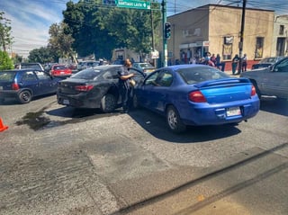 En el accidente participaron los conductores de un vehículo de la marca Dodge, línea Neón, en color azul y de un vehículo de la marca Kia, línea Río, en color negro.
(EL SIGLO DE TORREÓN)