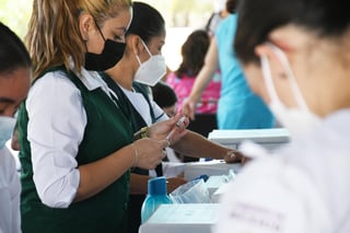 Al mantenerse el color verde el semáforo epidemiológico en Coahuila el próximo 20 de abril se iniciará la vacunación a maestros, pero el regreso a clases será paulatino. 
(ARCHIVO)