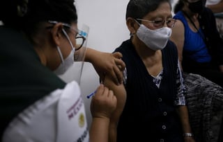 Una mujer de 64 años de edad murió en el municipio de Villa Jiménez, Michoacán, luego de que le fuera aplicada la vacuna CanSino anti-COVID-19. (ARCHIVO)