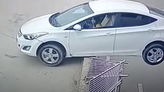 Una grúa levantó al auto para evitar que cayera (CAPTURA)