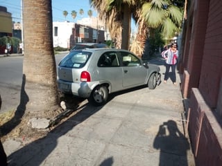 El percance vial fue reportado a las 9 de la mañana del jueves entre avenida Matamoros y calle Blanco. (EL SIGLO DE TORREÓN)