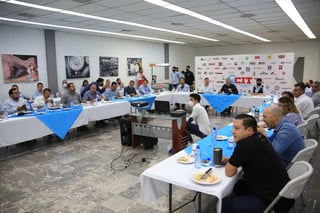 El candidato del PAN a la alcaldía sostuvo una reunión con integrantes de la Ciudad Industrial. (CORTESÍA)