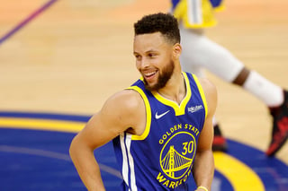 Stephen Curry consiguió 33 puntos, para alcanzar la treintena por noveno duelo consecutivo, y los Warriors de Golden State doblegaron el jueves 119-101 a los Cavaliers de Cleveland. (ARCHIVO)
