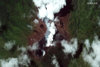 El volcán La Soufriere tuvo el viernes una nueva erupción explosiva de gases y ceniza y un buque crucero arribó para evacuar a algunos de los extranjeros varados en San Vicente. La isla caribeña está cubierta de cenizas tras una semana de erupciones violentas. (ARCHIVO) 