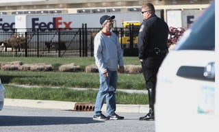 El sospechoso del tiroteo de la noche del jueves en Indianápolis (Indiana, EUA) que dejó ocho muertos y cinco heridos en un almacén en la empresa de servicios postales FedEx era un exempleado, de 19 años, identificado como Brandon Hole, informaron este viernes las autoridades.  (ARCHIVO)
