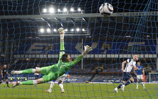 Harry Kane anota su segundo tanto en el empate del Tottenham 2-2 con Everton; el atacante salió con una lesión de tobillo. (AP)