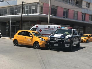 Una patrulla de la Dirección de Seguridad Pública de Torreón protagonizó un accidente vial al no respetar la preferencia de una avenida. (EL SIGLO DE TORREÓN)
