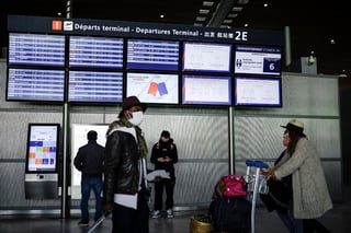 Francia obligará a los viajeros procedentes de Brasil, Argentina, Chile y Sudáfrica a permanecer aislados durante diez días, por el temor a la expansión de variantes del coronavirus, y endurecerá las condiciones para entrar en el país. (EFE)
