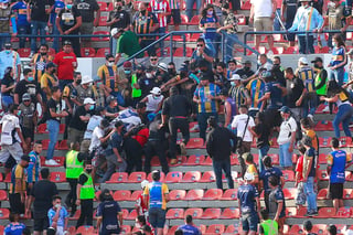El uruguayo Juan Izquierdo, zaguero del Atlético de San Luis, se encaró con la afición potosina al término del partido contra el Puebla. (JAM MEDIA)

