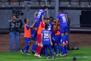 El uruguayo Jonathan Rodríguez convirtió este sábado su octavo gol de la temporada y rescató para el Cruz Azul un empate 1-1 ante el América, con lo que conservó el liderato del torneo Clausura 2021 del fútbol mexicano. (EFE)
