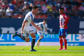 Santiago Ormeño celebra luego de anotar el primer gol del Puebla, en la victoria 4-1 sobre Atlético San Luis.