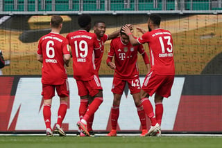 Jugadores del Bayern celebran con Jamal Musiala (42) tras el tercer gol. (Especial) 