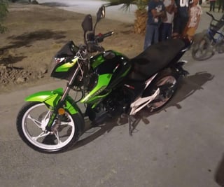 La moto es una Italika 150, modelo 2019, color negro con verde. (EL SIGLO DE TORREÓN)