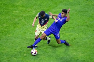 Muy disputado estuvo el partido entre América y Cruz Azul, celebrado en la cancha del Estadio Azteca.