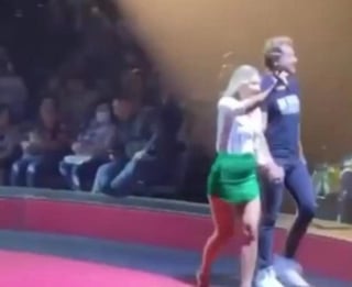 Este fin de semana mediante distintos portales de espectáculos, se compartió un video donde aparece Irina Baeva y Gabriel Soto saludando a sus fans desde un escenario. (Especial) 