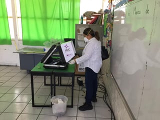 Se contará con ocho urnas electrónicas en Torreón para las elecciones del 6 de junio, en casillas del ejido San Antonio de los Bravos, informó María Georgina Aguirre Rodríguez, presidenta del comité municipal del Instituto Electoral de Coahuila (IEC) en esta ciudad. (ARCHIVO)