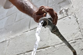 Únicamente un 59.3 por ciento de los encuestados manifestó contar con servicio continuo de agua, es decir, servicio durante las 24 horas todos los días del año. Solo el 16 % indicó tener buena presión. (ARCHIVO)