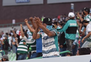 Tras más de un mes, los aficionados de Santos Laguna festejaron un nuevo triunfo de los Guerreros en el estadio Corona. (JESÚS GALINDO)