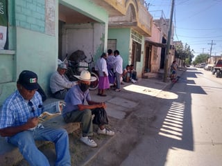 Todos los días decenas de personas se dan cita a las 12 del día para recibir alimento en el comedor comunitario que instaló el DIF estatal en el centro del municipio de Matamoros. (EL SIGLO DE TORREÓN) 