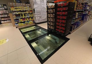 La tienda y sus paneles de vidrio se están haciendo virales. (INTERNET)