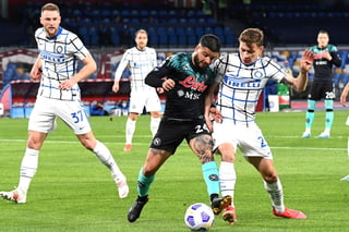El Nápoles y el Inter de Milán empataron 1-1 este domingo en el partido que cerró el programa de la trigésima primera jornada de la Serie A y sumaron un punto que les acercó a sus respectivos objetivos: una plaza en la próxima Liga de Campeones para los napolitanos y el título para los milaneses. (EFE)
