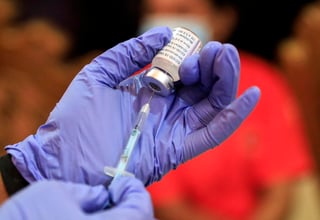 El Instituto de Salud Pública de Chile recomendó el lunes destinar las vacunas de AstraZeneca a las mujeres mayores de 55 años y a los hombres a partir de los 18 años como una medida de precaución ante la notificación de trombosis en vacunados. (ARCHIVO) 
