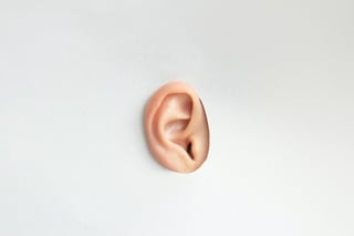 La pérdida de la audición relacionada con la edad, un trastorno del aparato circulatorio o alguna lesión en el oído pueden ser gracias a Tinnitus. (ESPECIAL)