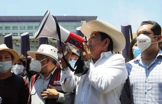 A las 12 del día con 15 minutos de este domingo la Caravana por la Democracia en Guerrero arribó a las oficinas generales del INE.