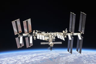 Los cuatro astronautas que viajarán este jueves a la Estación Espacial Internacional (EEI) en la cápsula Dragon de SpaceX tendrán seis meses 'muy ocupados' en estudios sobre piel artificial y análisis de la inmunidad humana, entre otros, aprovechando la microgravedad del espacio, informó este lunes la agencia espacial estadounidense NASA. (ESPECIAL) 