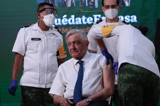 El presidente mexicano Andrés Manuel López Obrador recibió esta mañana de martes la vacuna contra el COVID-19. (EL UNIVERSAL)
