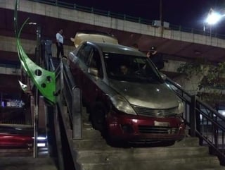 El taxi quedó atorado entre las escaleras cuando intentaba salir del puente peatonal de la calle Morelos, sobre Periférico, en la alcaldía de Naucalpan (ESPECIAL) 