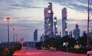 Petróleos Mexicanos (Pemex) informó que derivado de una falla de energía eléctrica en el área de turbogeneradores, el Complejo Petroquímico Morelos, asentado en el sur de Veracruz, saldrá de operación. (EL UNIVERSAL)
