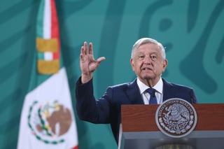 López Obrador criticó que el juez Juan Pablo Gómez Fierro, quien otorgó a dos empresas una suspensión al padrón de telefonía celular, es el mismo que amparó a las empresas del sector eléctrico. (ARCHIVO)