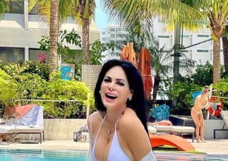 Este miércoles desde Miami, Florida, la bella Maribel Guardia sorprendió a sus seguidores de Instagram con una fotografía desde la alberca de su hotel, presumiendo su espectacular figura a los 61 años de edad. (Especial) 