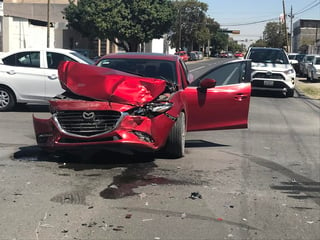 La unidad fue impactada en su parte media derecha por un automóvil Mazda, color rojo, de reciente modelo, el cual circulaba de poniente a oriente por la avenida Presidente Carranza.
(EL SIGLO DE TORREÓN)