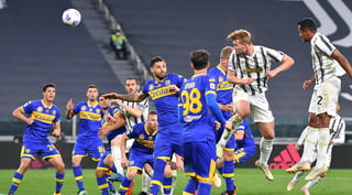 El brasileño Álex Sandro, con un doblete, y el holandés Matthijs De Ligt, con un gol, 'hicieron' del portugués Cristiano Ronaldo -- -quien no pudo ver puerta y acabó amonestado por alejar el balón por la frustración- y le dieron al Juventus Turín un triunfo por 3-1 contra el Parma, penúltimo, en la trigésima segunda jornada de la Serie A italiana de fútbol. (EFE)
