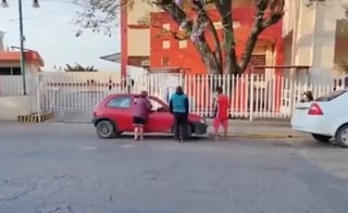 Una mujer embarazada que ya estaba en labor de parto murió la mañana de este miércoles en un vehículo estacionado a las afueras del Hospital Civil 'Doctor Aurelio Valdivieso', el que se considera más importante de la ciudad de Oaxaca. (ESPECIAL)
